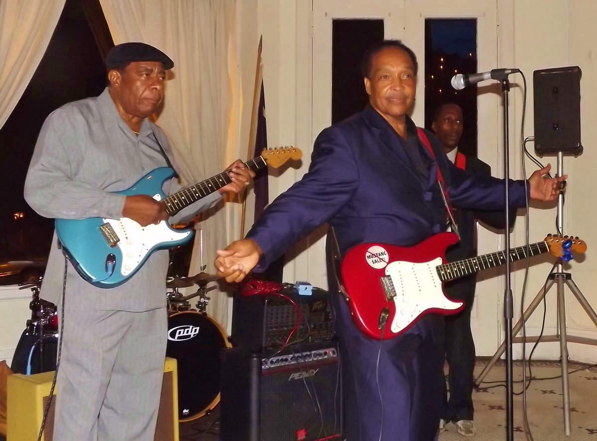 CassieJFox's tweet photo. #InternationalBluesDay #RoyRoberts #JohnnyRawls #ChesterSC #FenderGuitars #SouthernCharm #CassieJFox #ArthurGreen   International Blues Day #FunkyFriday https://t.co/f2WbQItKYp