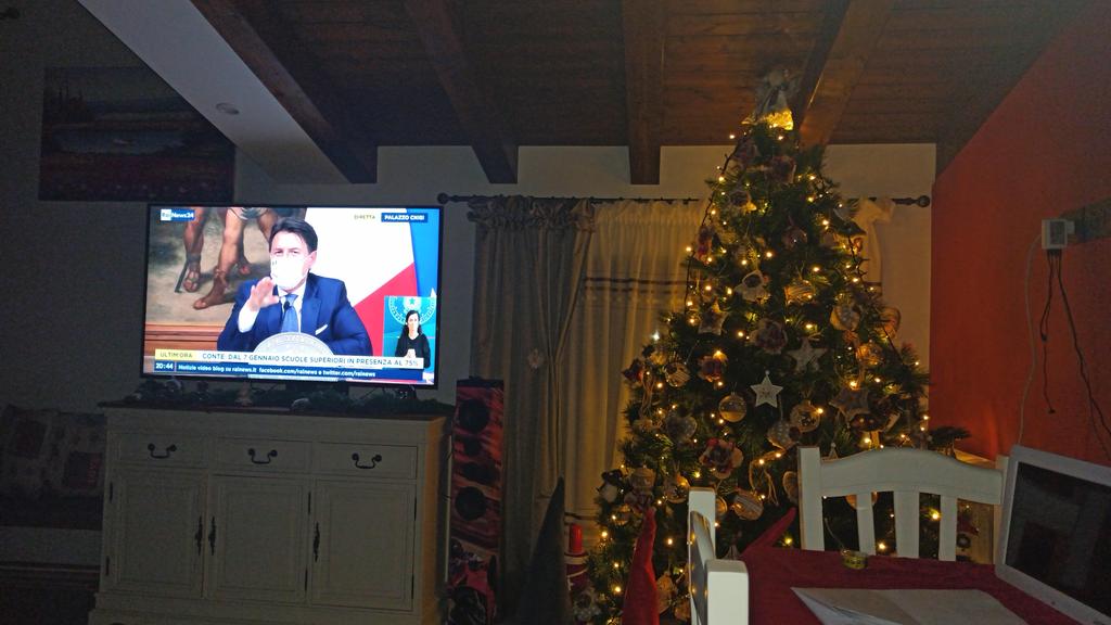 #propagandalive

L'immagine di questo Natale...... L'albero addobbato da un lato Conte col suo DPCM dall'altro.... Viva la VAR
