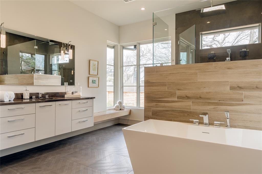 foundersre's tweet photo. What $2 million dollars looks like in Dallas County 

4 bedrooms | 4.2 baths | 5740 Sq. Ft. 

The art of luxury in Dallas. Does this light and unique design fit your personality? https://t.co/i2hdki6wkl