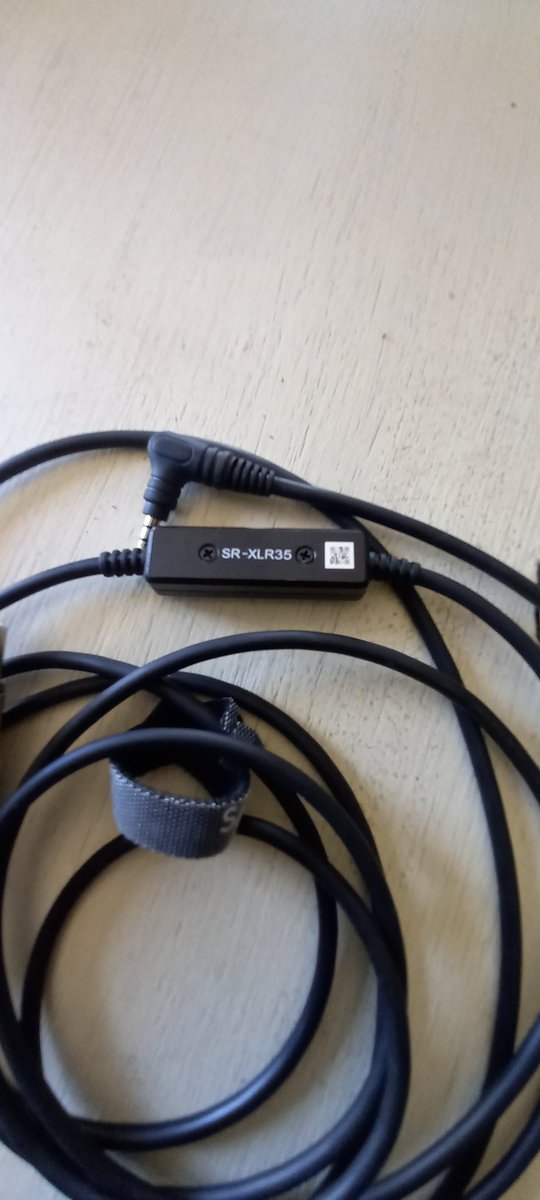 skengela's tweet photo. @tkdsl8655 @peakdesignltd @BHPhotoVideo Does this have a battery? https://t.co/upjh6xHfo2