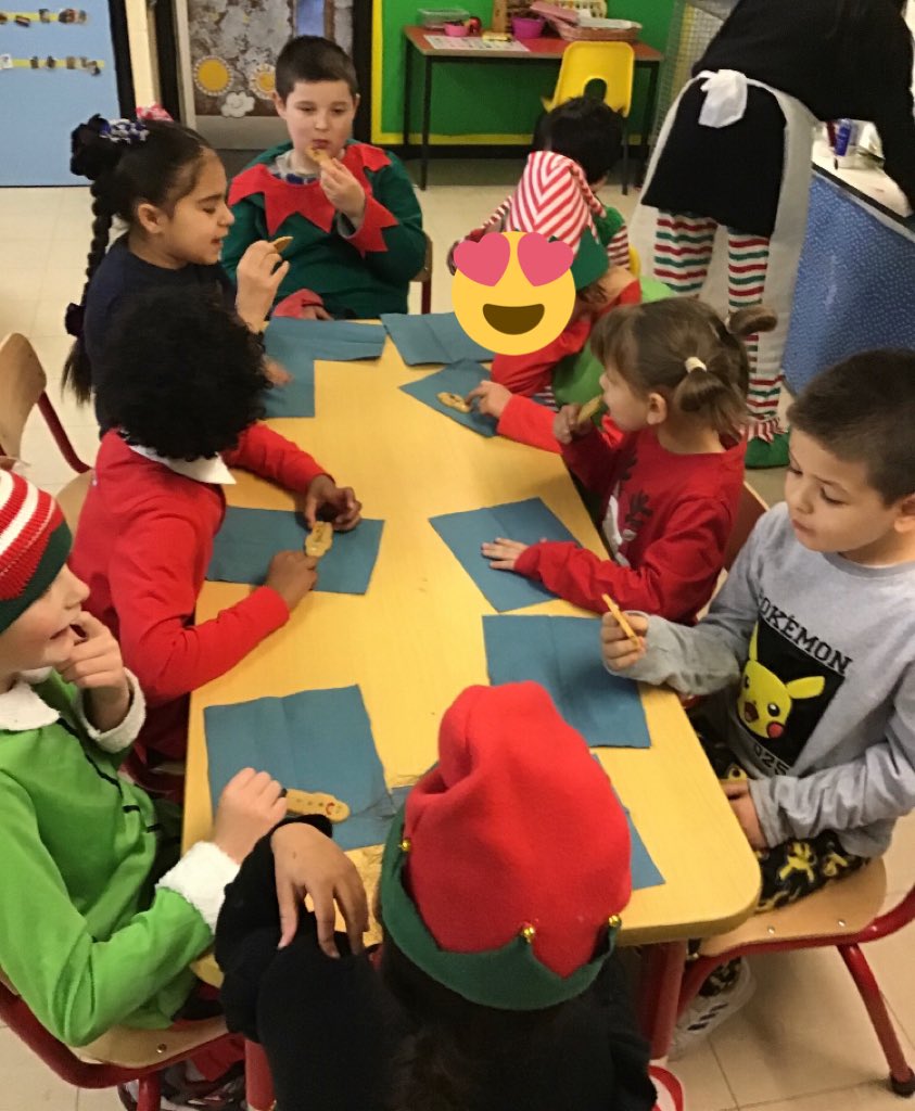 What a great Christmas Fayre we had in Dosbarth Oren! Lots of fun, prizes, dancing, singing and creative activities. 🎄🎅😊🍫 #Christmas2020  #ElfDay #christmasfun @RiverbankSch