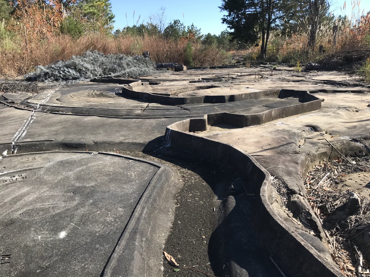 Finally got a chance to check out the abandoned Mississippi River model in Jackson, Miss. Built by German POWs, the 200-acre model was used to test levees and other river control structures before computer modeling made the whole thing obsolete. Let's take a stroll...(thread)
