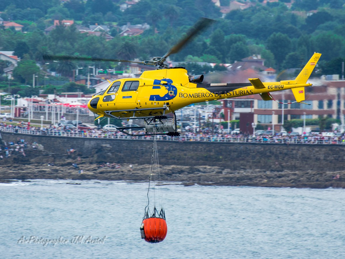 #BuenasNoches 
Acaba el día de Patrona #SantaBarbara recordando cómo también desde #helicopteros como el <a href="/AirbusHeli/">Airbus Helicopters</a> #AS350B3 #Ecureil de <a href="/BomberosAstur/">Bomberos de Asturias</a> lanzan sus líquidas cargas contra #IIFF 

#BambiBucket #rotor #aspas en el <a href="/GijonAirshow/">Festival Aereo Gijón</a> 

<a href="/AeroPrincipado/">AerospottersPrincipado</a> @spotterAsturias
