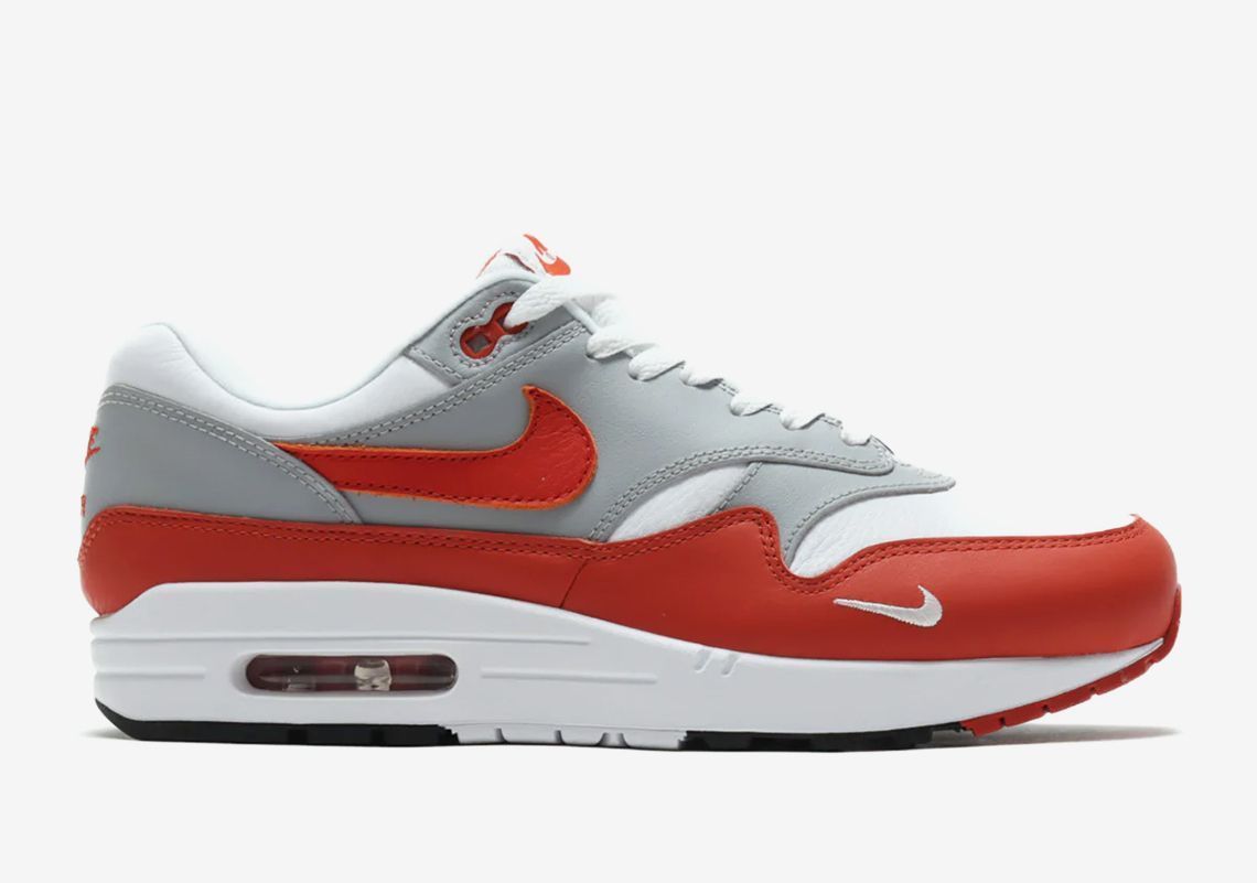 Sneaker News tweet media