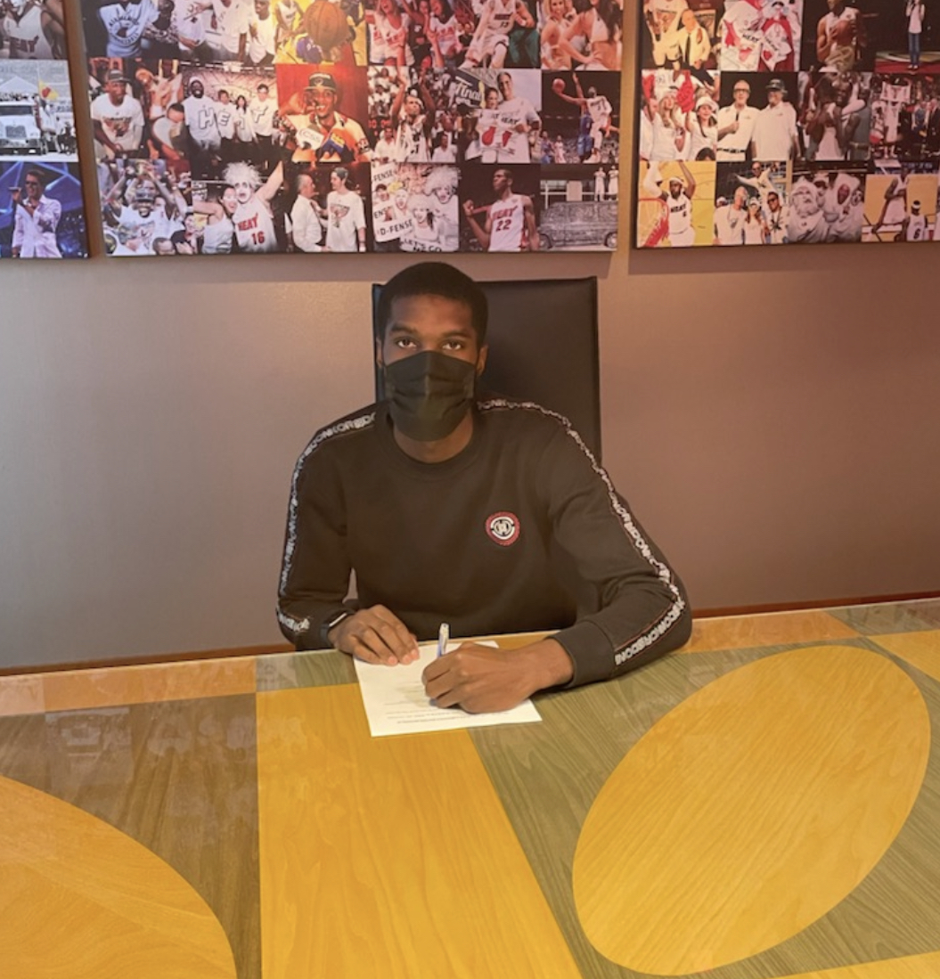 MiamiHEAT's tweet photo. OFFICIAL: The Miami HEAT have signed guard/forward BJ Johnson.
Johnson's stats/info - https://t.co/WhPUvGS1bE https://t.co/R3xOk1WuWs