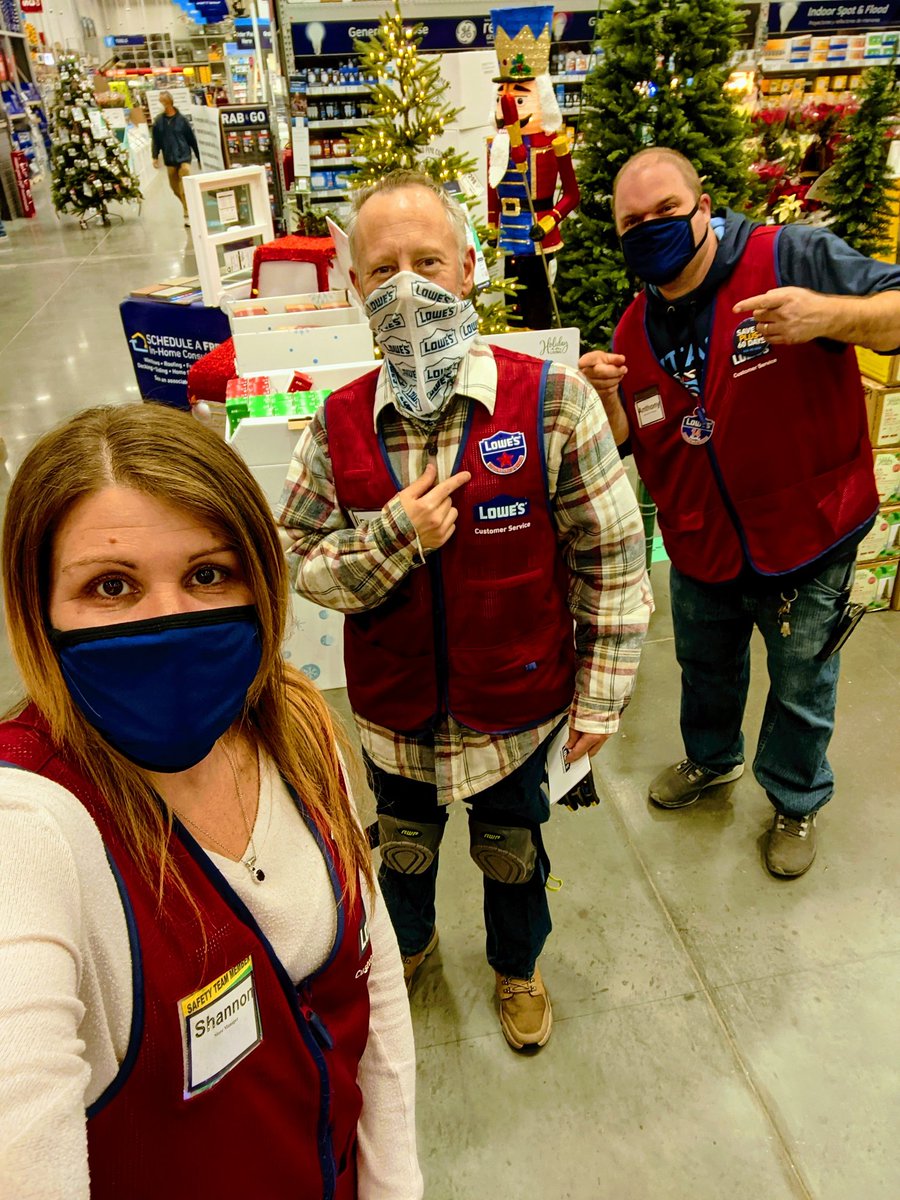 Fishon2612's tweet photo. Tweet tweet....peep this recognition right here! Our man Roger with his FIRST service star award. OSLG needed him! #seasonalemployee #firstservicestarforhim #rogerrocks #trees #greatservice https://t.co/olcZ13PxVd
