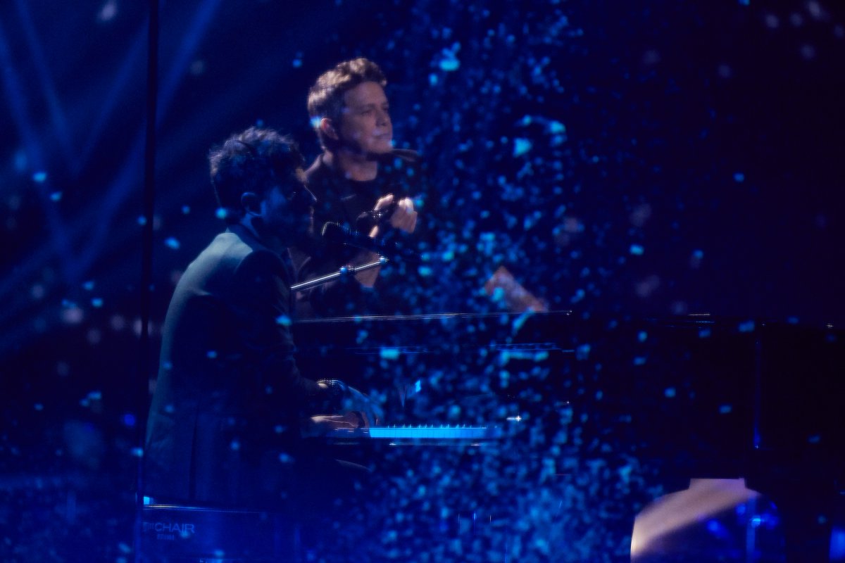 LauraPausini's tweet photo. hay otro sitio en el mundo en donde se pueda escuchar esa maravilla?
yo creo que no...
gracias 
@AlejandroSanz
@PabloLopezMusic 

#LaVozGranFinal
@LaVozAntena3
@grupoboomerang 

@robertosastrep1 https://t.co/1lXW6jLKDw