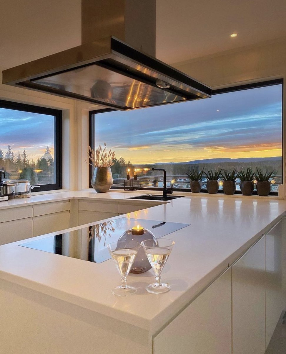 This kitchen has amazing natural lighting 🥰