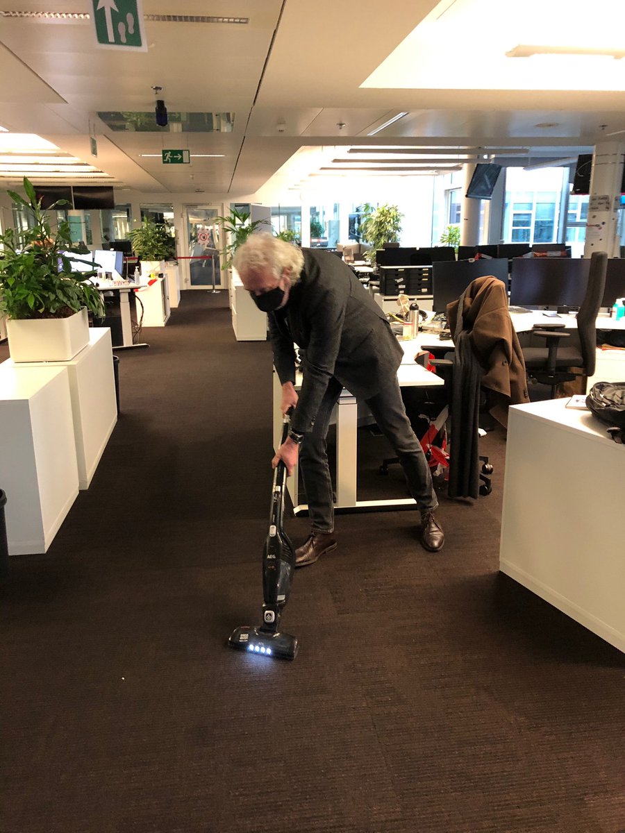 fhomburger's tweet photo. Ich habe tatsächlich an einer von 500 Süßstofftabletten rund um den dpa-Newsdesk vorbeigesaugt. https://t.co/BatnhA7k7j