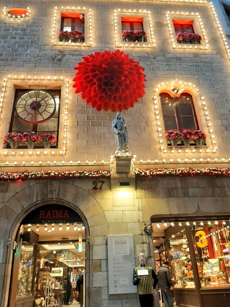 BarnaCentre's tweet photo. El rosetó nadalenc, de paper!!, de la façana és tot un símbol. Porten més d 35 anys al #Gòtic dedicats al 🌍del📜paper, l'escriptura 📕✒i el disseny 🙃. Van ampliar 3 plantes fa un parell d'anys, però ja eren grans inclús quan eren una petita papereria! #Comtal, 27 @RAIMA_1986 https://t.co/BDNwEVJ1P2