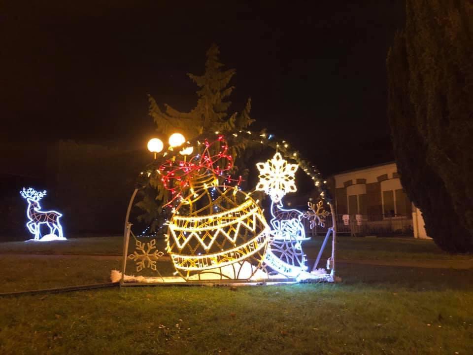 La magie de Noël 🎄 🌟🎅🏼est arrivée dans la commune ...les bâtiments et les esplanades sont décorés et le sapin est arrivé dans le hall de la mairie.....Joyeuses Fêtes à tous !🎁🎉