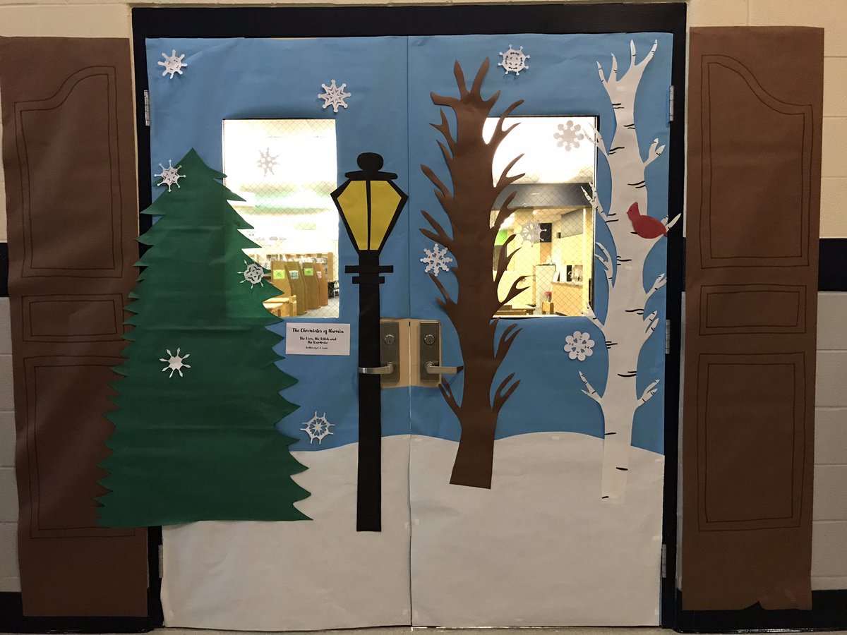 RSMSLibrary's tweet photo. We’re feeling some winter vibes in the @RSMSKNIGHTS library! Come take a look at our winter books display ❄️☃️ https://t.co/3fKTXXzEMJ