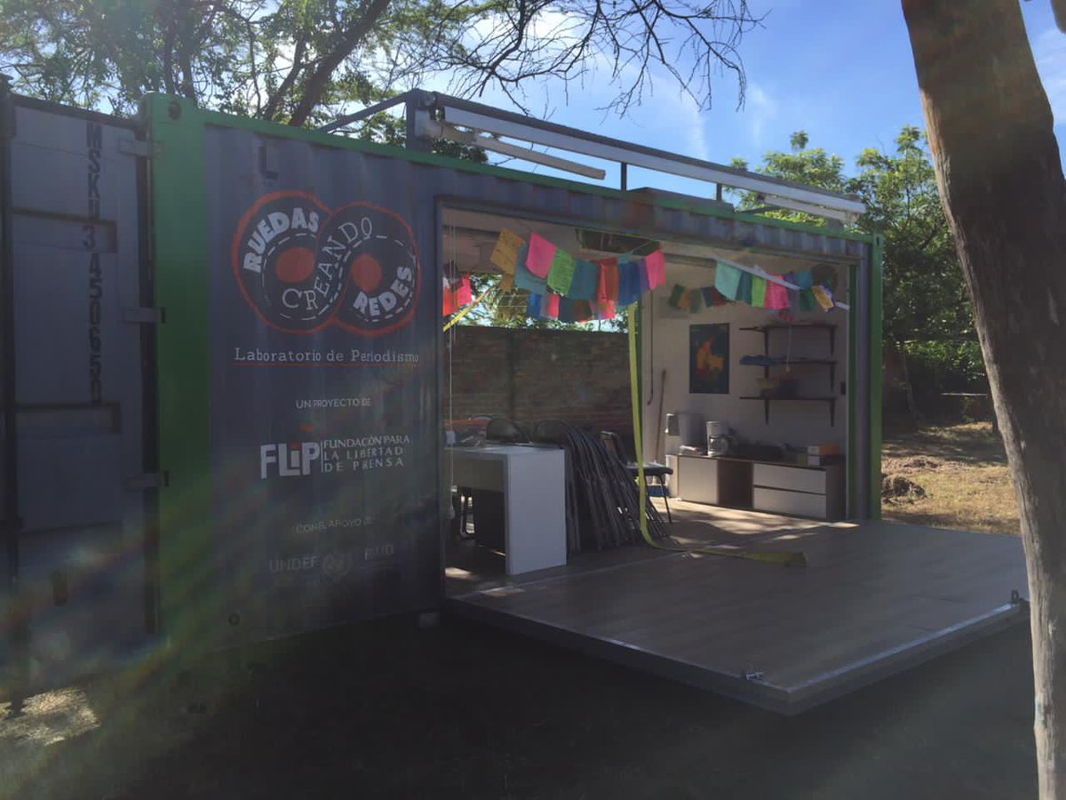 FLIP_org's tweet photo. El contenedor pasó la #cuarentena en Planadas con @ASOPEPPLANADAS a quienes agradecemos.🤜🏽🤛🏽

📍Ahora, en Guacochito, Valledupar, 25 miembros de la comudidad como líderes, lideresas y estudiantes participan de los talleres #Consonante sobre la creación de podcasts narrativos.🎙️ https://t.co/uEBCGvBBRP