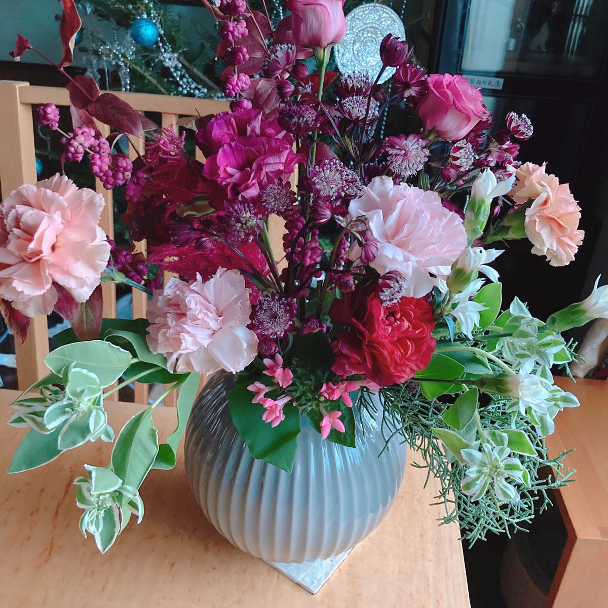 Seria Yuki 新宿小田急エースの日比谷花壇は 広くて選択肢豊富 ３束1000円のお値打ち花を組み合わせて手持ちのと合わせたらまたもや盛り盛りに 花瓶 が足りなくてikeaで買ってきちゃいました このプラン解約したら出番が激減しそうな大きな花瓶だわ
