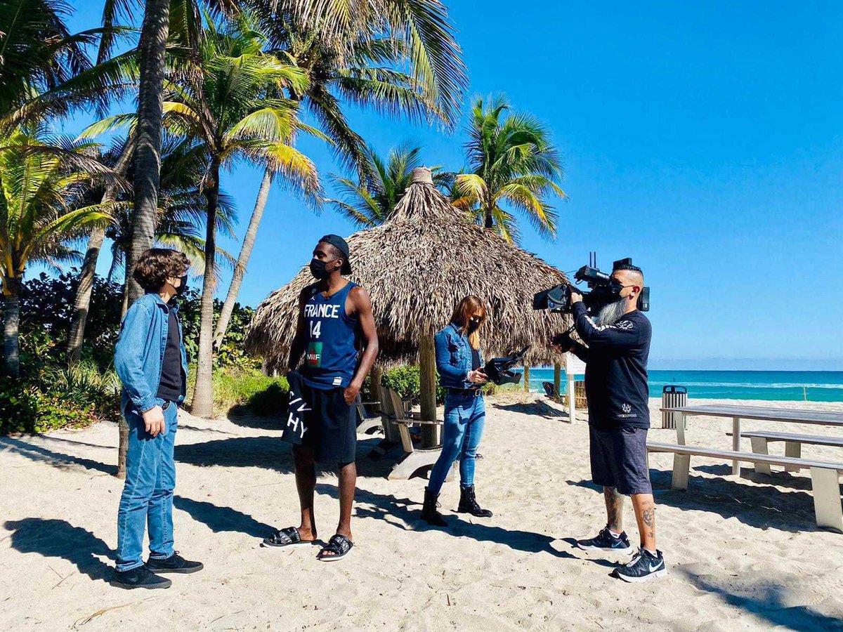 MATUIDIBlaise's tweet image. I&apos;m currently playing in the #PlunderInTheSky charity event on my first Live Stream on Twitch! Thanks to @misfitsgg for helping with the gaming setup with equipment from @scufgaming, @bluemicrophones, @AVerMedia, @RESPAWNProducts, @alienware! 👉🏾 twitch.tv/bmatuidilive