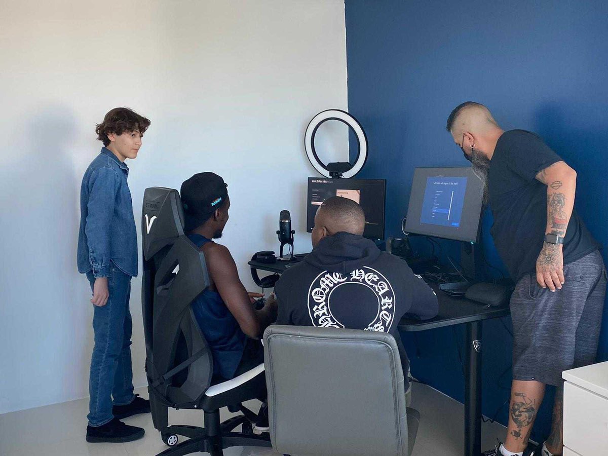 MATUIDIBlaise's tweet image. I&apos;m currently playing in the #PlunderInTheSky charity event on my first Live Stream on Twitch! Thanks to @misfitsgg for helping with the gaming setup with equipment from @scufgaming, @bluemicrophones, @AVerMedia, @RESPAWNProducts, @alienware! 👉🏾 twitch.tv/bmatuidilive