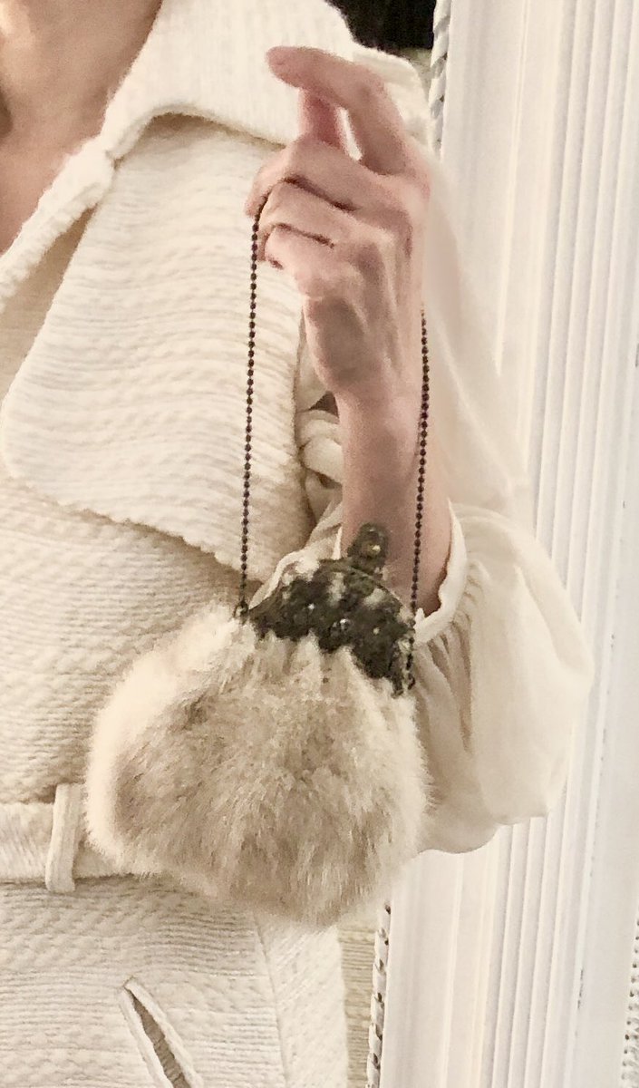 25_janvier's tweet photo. ✨Evening bag #elegance #handmade #fashion #beautiful #25janvier #elegance #classy #parisianchic #parisian #fashion #handmade #faitmain #couture #graceful #fashion #mode  #celebritystylist #luxurylifestyle #press #coordinate #style #pfw #fw #paris #actress #model #luxuryoutfit https://t.co/hqfj8xVs1e
