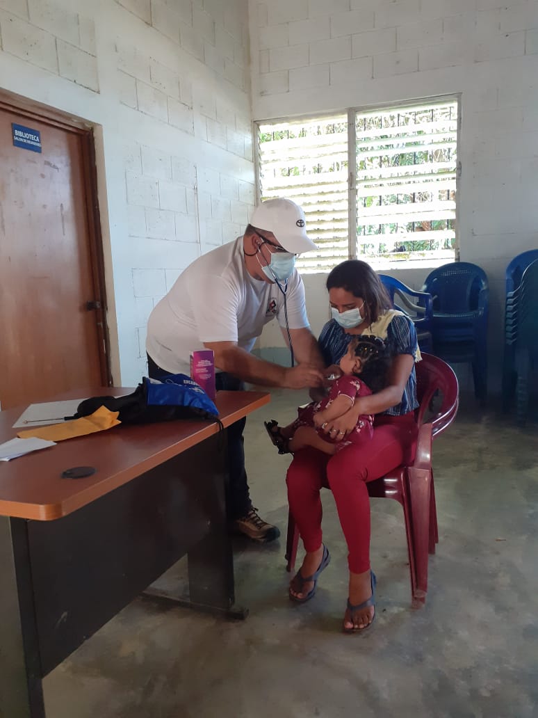 CubaEmbaGuatem's tweet photo. La Brigada Médica Henry Reeve organizó varios equipos para prestar atención médica en el departamento de Izabal, uno de ellos viajó a la aldea Cacao Fronteras y atendieron a un total de 77 damnificados. Otro equipo en Puerto Barrios prestó asistencia sanitaria a 62 pacientes. https://t.co/kdQYEDopxI