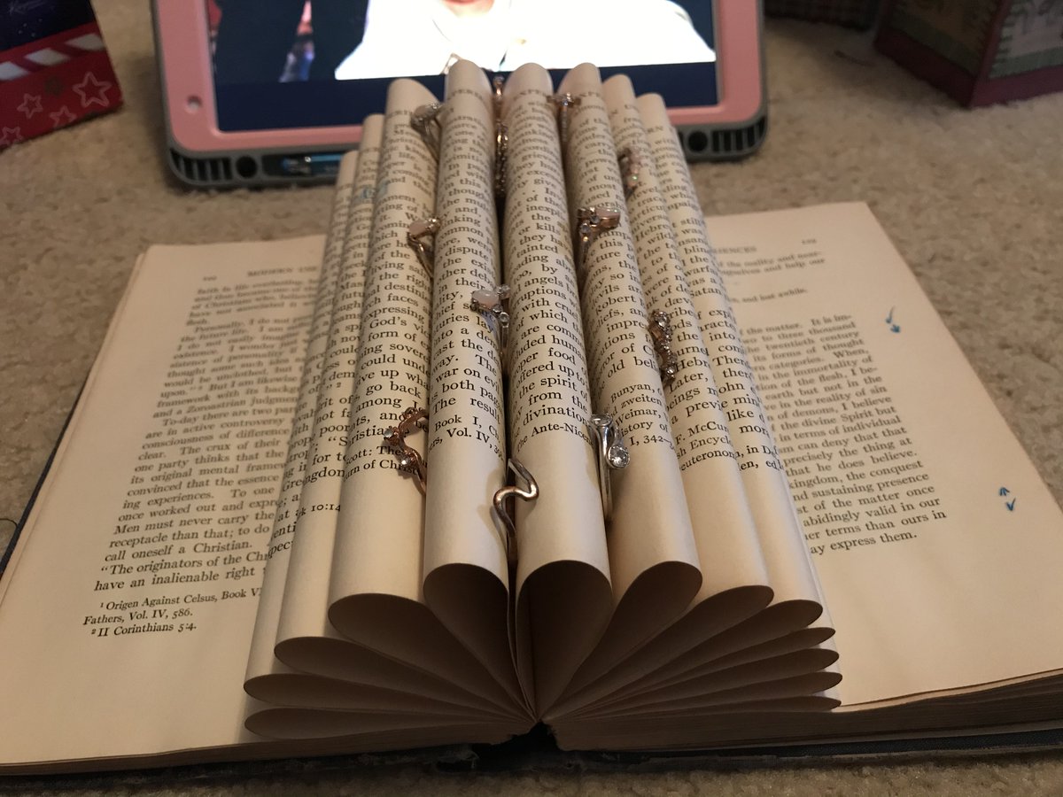 smplydori's tweet photo. This week's #PHSMakerChallenge was repurposed book art. Students picked up a book--all gathered from local thrift store free bins--then created something spectacular and creative! Loads of creativity! One even made her own wrapping paper. 🥰🧡🖤 #RookieLibrarian #MakerSpace https://t.co/ZVhSv0MfgF