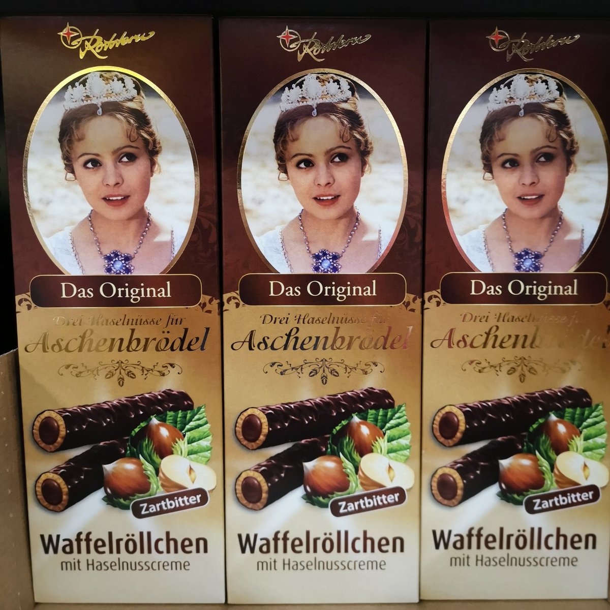 MeinThuringen's tweet photo. Weihnachten ohne den Kultfilm "3 Haselnüsse für Aschenputtel" und die leckeren Waffelröllchen von #Rotstern ist möglich, aber nicht erstrebenswert #madeinthüringen #meinthüringen #marktplatzthüringen https://t.co/QM45fJqgp4