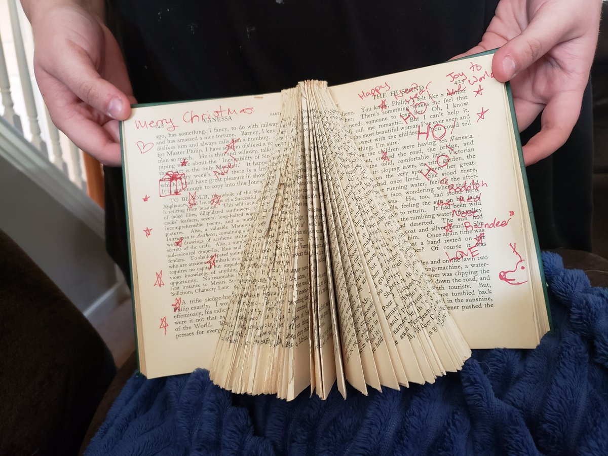 smplydori's tweet photo. This week's #PHSMakerChallenge was repurposed book art. Students picked up a book--all gathered from local thrift store free bins--then created something spectacular and creative! Loads of creativity! One even made her own wrapping paper. 🥰🧡🖤 #RookieLibrarian #MakerSpace https://t.co/ZVhSv0MfgF