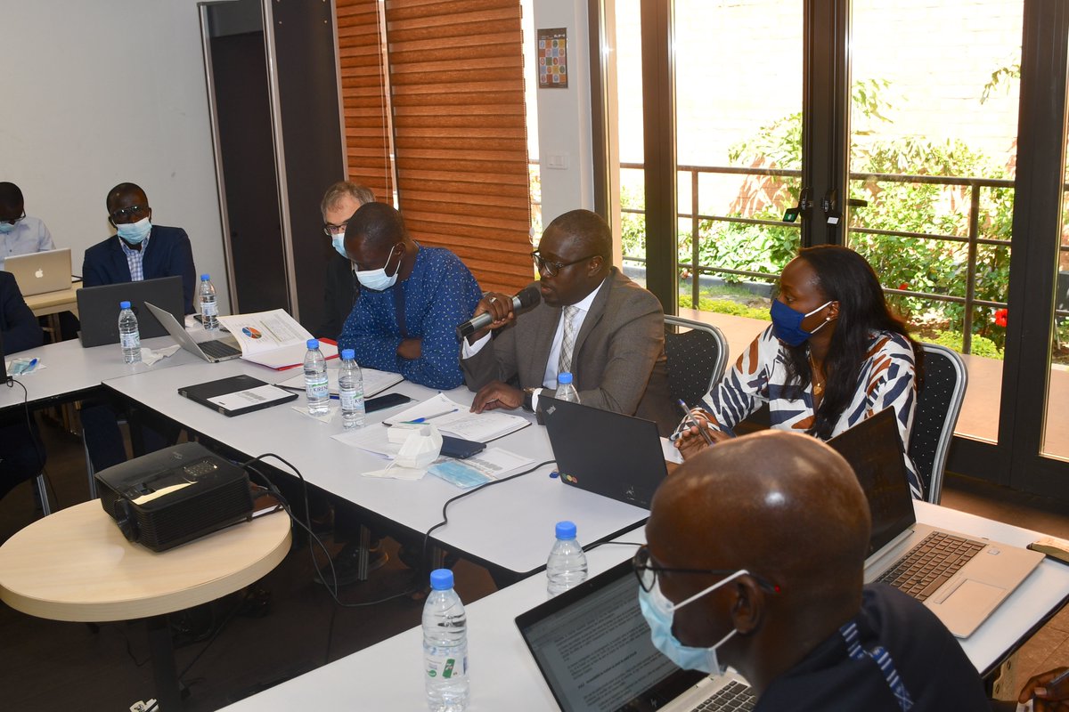 Brtdakar's tweet photo. 1/6 Le projet de restructuration globale du réseau de transport en commun de #Dakar a été validé par le Comité technique qui s’est réuni le 2 décembre 2020. En présence du Directeur Général du @cetudsn, Dr @aw_birahim
#kebetu #brtdakar #ingerop #cpcs https://t.co/qUGh9RvtUn
