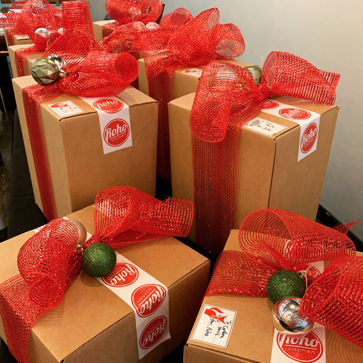 rohokitchen's tweet image. Food &amp;amp; Wine Kits for tonight on the sleigh 🛷🎅🏼 See you all soon!  #rohoho #holiyay #virtualdinner #thiscouldbeyou #foodandwine #homefortheholidays