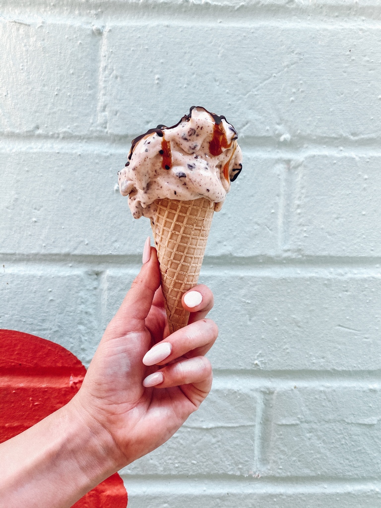 GelatoFestUS's tweet photo. This perfect cone belongs to Competition 2 Gelato Technical Jury 2nd runner-up Wesley Stevenson of Sweetest Perfection Gelateria⁠. ⁠It's fior di latte gelato and peanut butter chunks. ⁠Can't wait to taste? Order a Tasting Box: https://t.co/H3oz4WS15o
⁠
#GelatoFestival⁠ https://t.co/TsrTgIAXS2