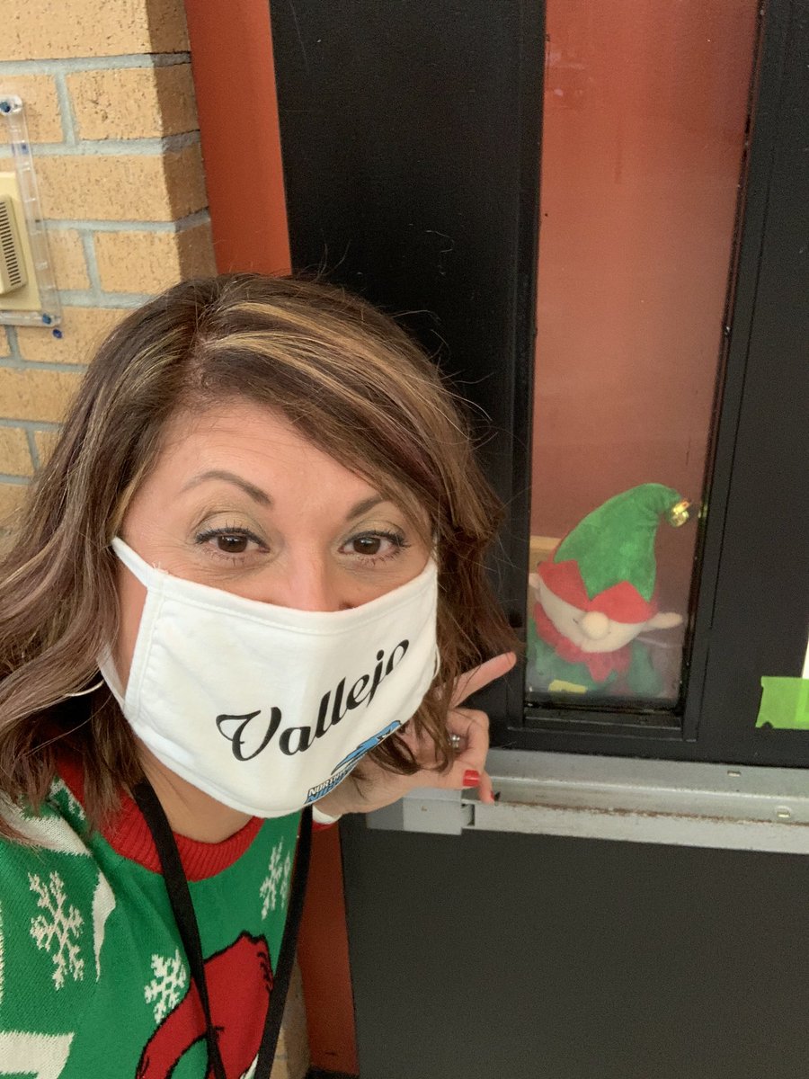 I found the little stinker!
#selfiewithelfie <a href="/ColleenKnauer/">Colleen Knauer</a> <a href="/NWMSNighthawks/">NWMS Nighthawks</a>
