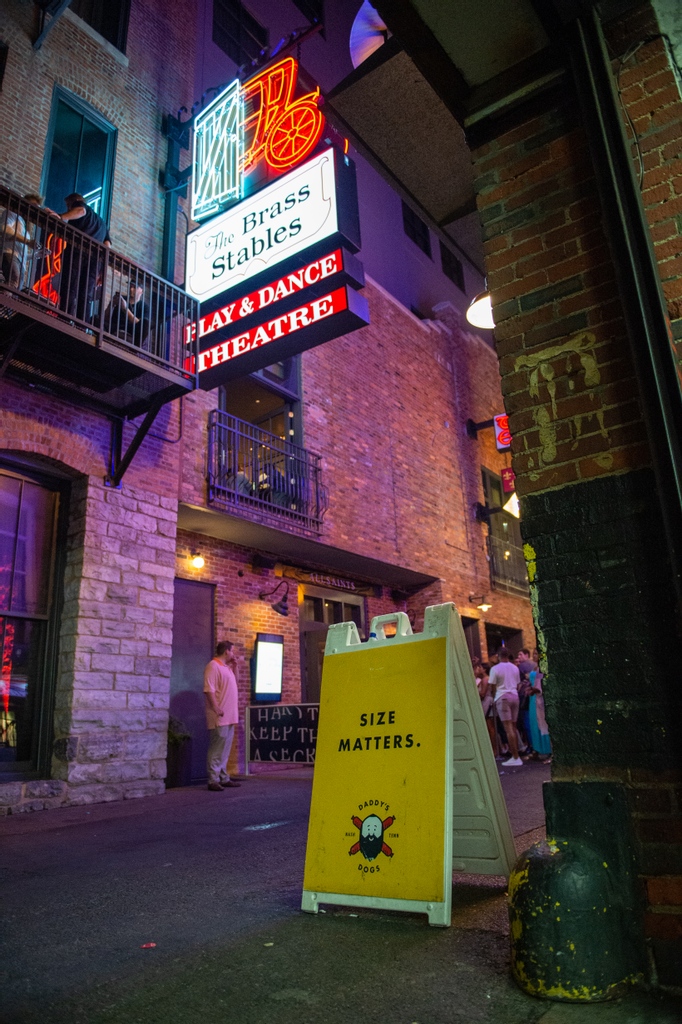 DaddysDogsNash's tweet photo. Open in the Alley! 6pm-Late. Come on down and get a dog!
#daddydogs #hotdogs #printersalley #sizematters #wearamask #gollythatsatastydog https://t.co/gpg1f1jTvO