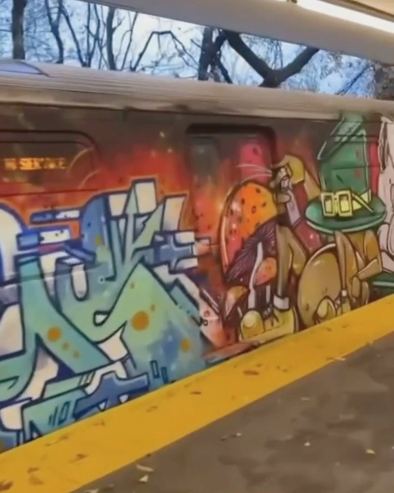 Bill de Blasio, alcalde de la ciudad de Nueva York se le ocurrió la nefasta idea de eliminar el programa de erradicación y limpieza de grafitis #NYC, como resultado de su política las calles y el metro han sido fuertemente destruidos. Ayer fueron vandalizados 24 vagones del tren