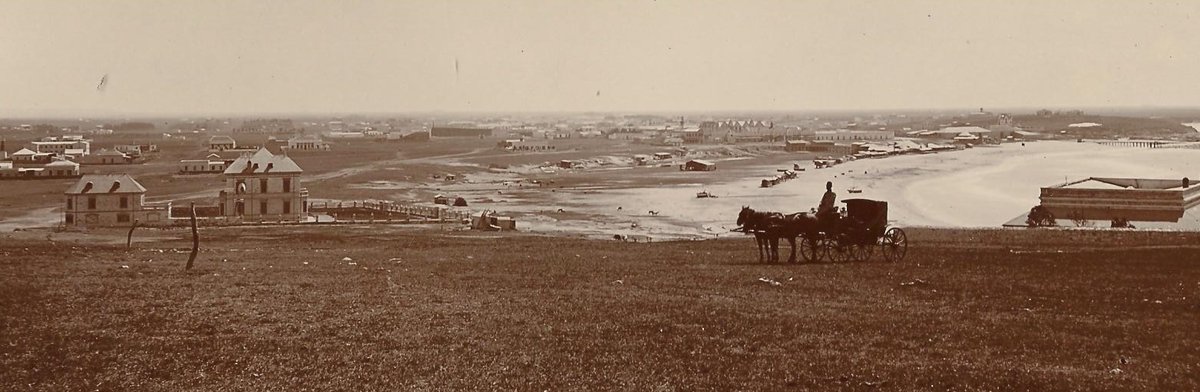FotosFamiliaMdP's tweet photo. Aunque no lo creas, así se veía playa Bristol a principios del siglo XX desde las lomas situadas frente a la actual playa Las Toscas. La casa de la derecha se hallaba a la altura de la calle Alvear. Foto Arthur Boote https://t.co/OBywJLxd3A