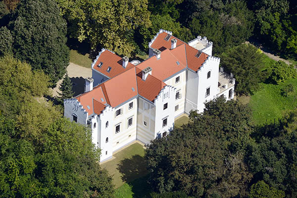 Amazingly enough, the Békássy-estate survives to this day as an artist residence / creative house in Zsennye.