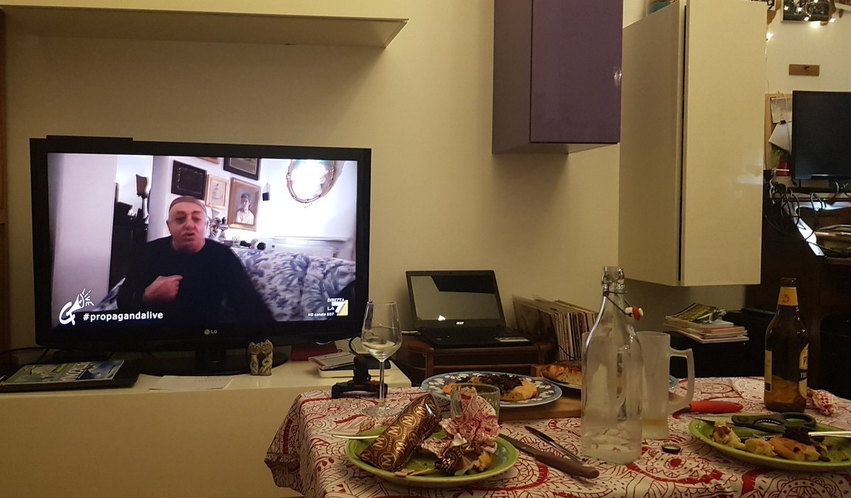 Lucanor9's tweet photo. Pizza, birra, divano e PeppeBarra...e la storia di suor Paola...grande attore e stupenda persona. #vardipuntata #propagandalive #welikeduel https://t.co/tbr5VR0ep7