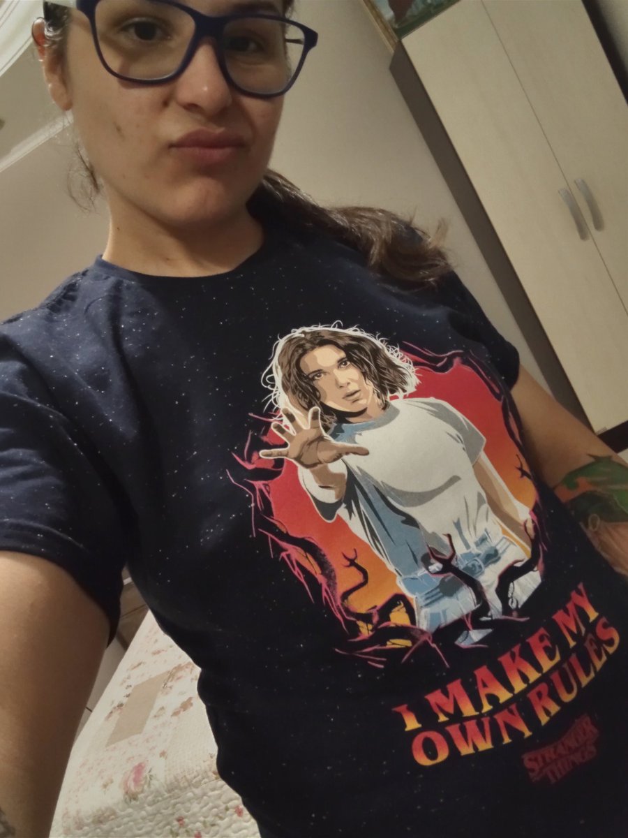 ThayLovatoPark's tweet photo. Não gosto muito de me expôr, mas tô muito boiola por essa camiseta de Stranger Things com a patroa da série🥰🥰
#IMakeMyOwnRules https://t.co/j4Y17TlEry