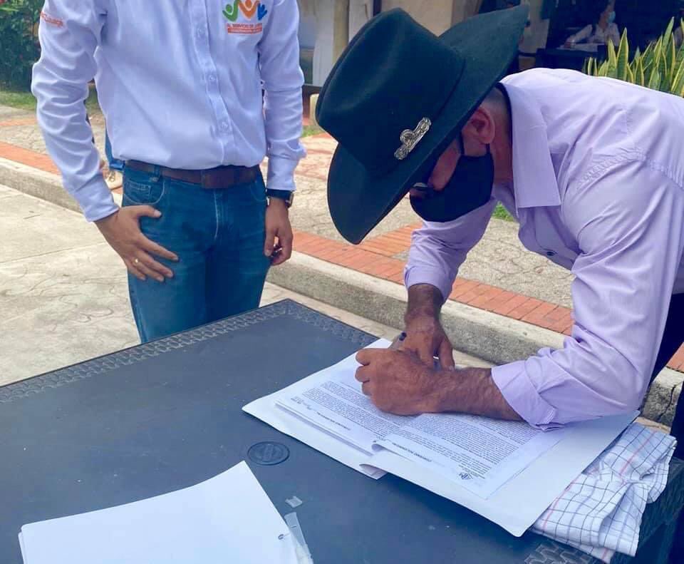 puerto_lleras's tweet photo. El día de hoy se firmó convenio solidario entre la Gobernación y las junta de las veredas Charco Trece, Villa La Paz, Puerto Príncipe y Brisas del Güejar para el mantenimiento de la vía mediante construcción de obras de drenaje.
#TrabajemosJuntosPorPuertoLleras
#inclusión https://t.co/3MTPekMqlu
