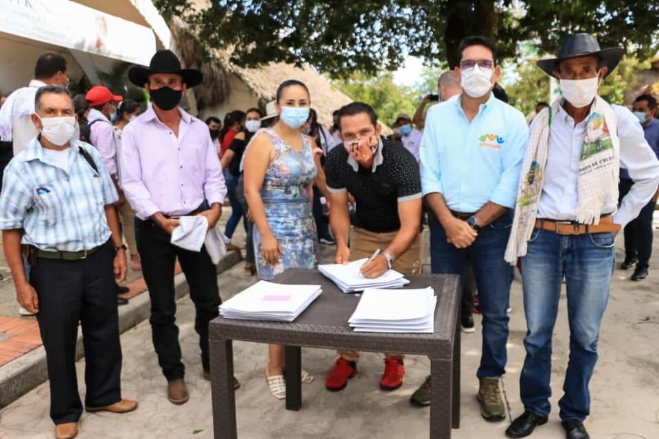 puerto_lleras's tweet photo. El día de hoy se firmó convenio solidario entre la Gobernación y las junta de las veredas Charco Trece, Villa La Paz, Puerto Príncipe y Brisas del Güejar para el mantenimiento de la vía mediante construcción de obras de drenaje.
#TrabajemosJuntosPorPuertoLleras
#inclusión https://t.co/3MTPekMqlu