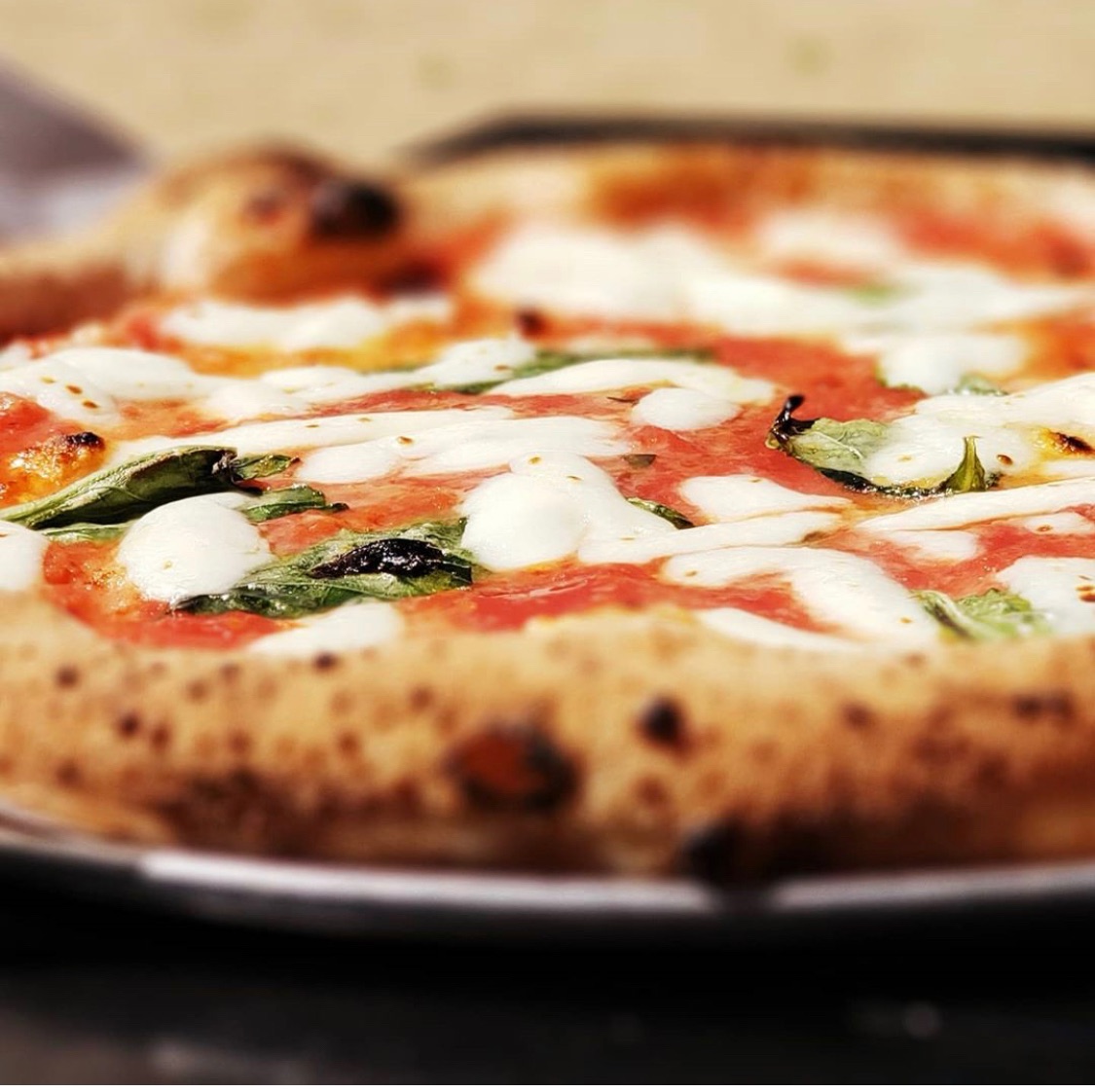 A classic Margherita Pizza fresh from the wood-fried oven can't be beat! Order one up and enjoy with a glass of wine from @spsmbar! #SPSMarket #PizzaBoccLupo #SPSMBar