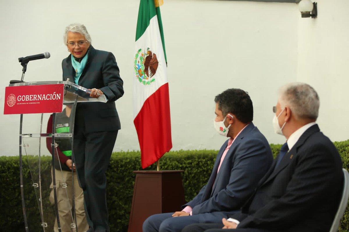 SEGOB_mx's tweet photo. “La SEGOB no se conforma solamente de leyes, papeles y ladrillos; se conforma, principalmente, con todos y todas las personas que trabajamos en esta secretaría”: @M_OlgaSCordero en la entrega del Premio Nacional de Antigüedad en el Servicio Público 2020. 
https://t.co/LT4gWpIX2U https://t.co/wZHY9m10yc