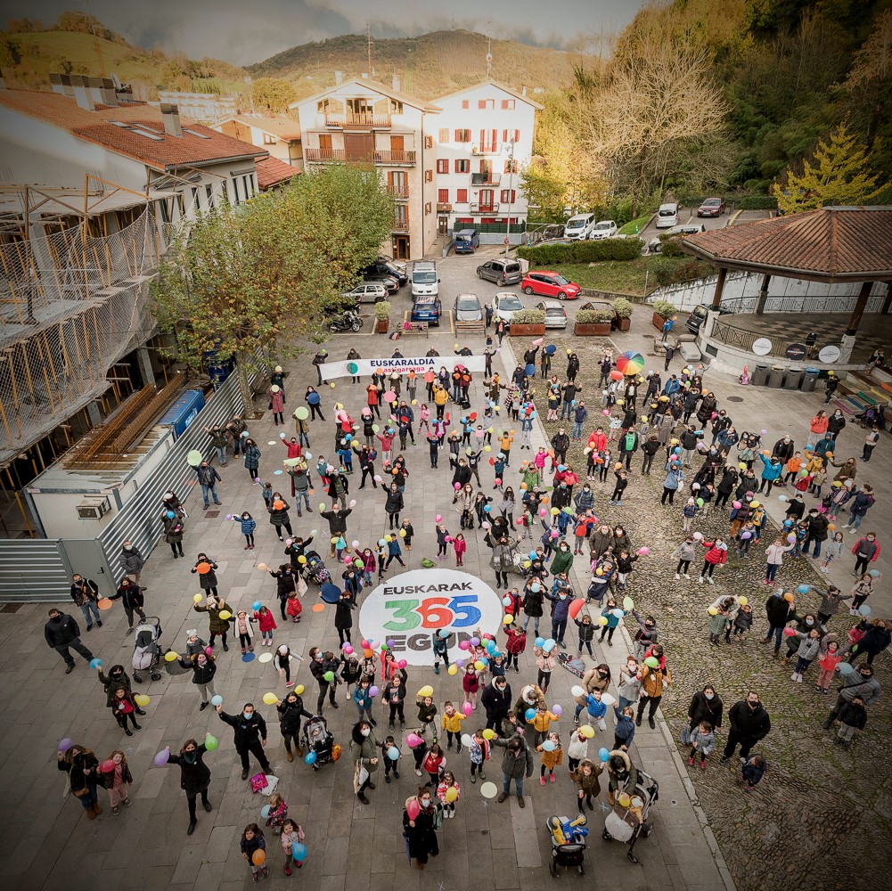 Plaza bete dugu <a href="/euskaraldia/">EUSKARALDIA</a> agurtzeko. Datozen 350ak ere #euskaraz. 
100 ta 100 berrehun, gora Astigarraga!