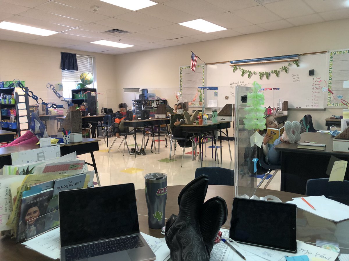 KathrynEBowden's tweet photo. Feet up Friday! We really just were taking a moment after lunch bunch with our zoomie friends! #hoffmannhawks #feetupfriday https://t.co/pWYUfvhb9i