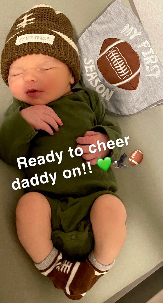 CoachTRyan18's tweet image. Let’s go EAGLES! 💚🦅🏈 #daddysbiggestfan #myfirstgame @CoachRRyan