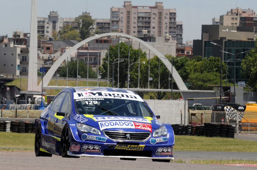 mrosasosa's tweet photo. TC2000 EN BS AS: Felipe Dogliani (Peugeot 408 - Riva Racing) rompió palier antes largar Sprint. Equipo reparó en tiempo récord, volvió a pista y completó 9 giros para finalizar 12. desde ese lugar largará la Final este domingo. Había clasificado 13 @DoglianiFelipe @TC2000online https://t.co/ACaZ4pR5oB
