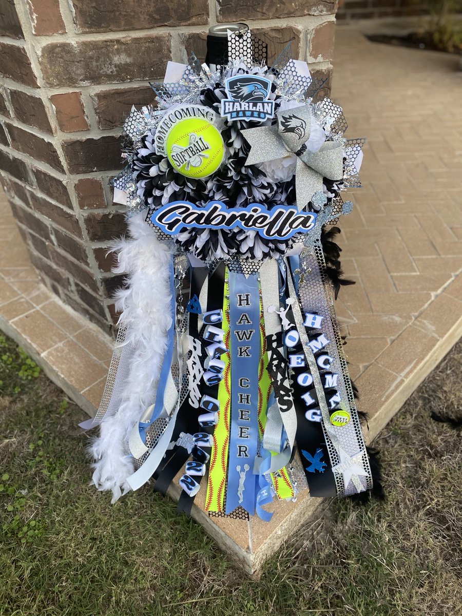 Lisatorres_143's tweet image. Happy Homecoming Babygirl!! We are so proud of you!! ⁦#HawkYeah #HawkCheer #HarlanSoftball #HOCO #CO22 @g_m_g00⁩