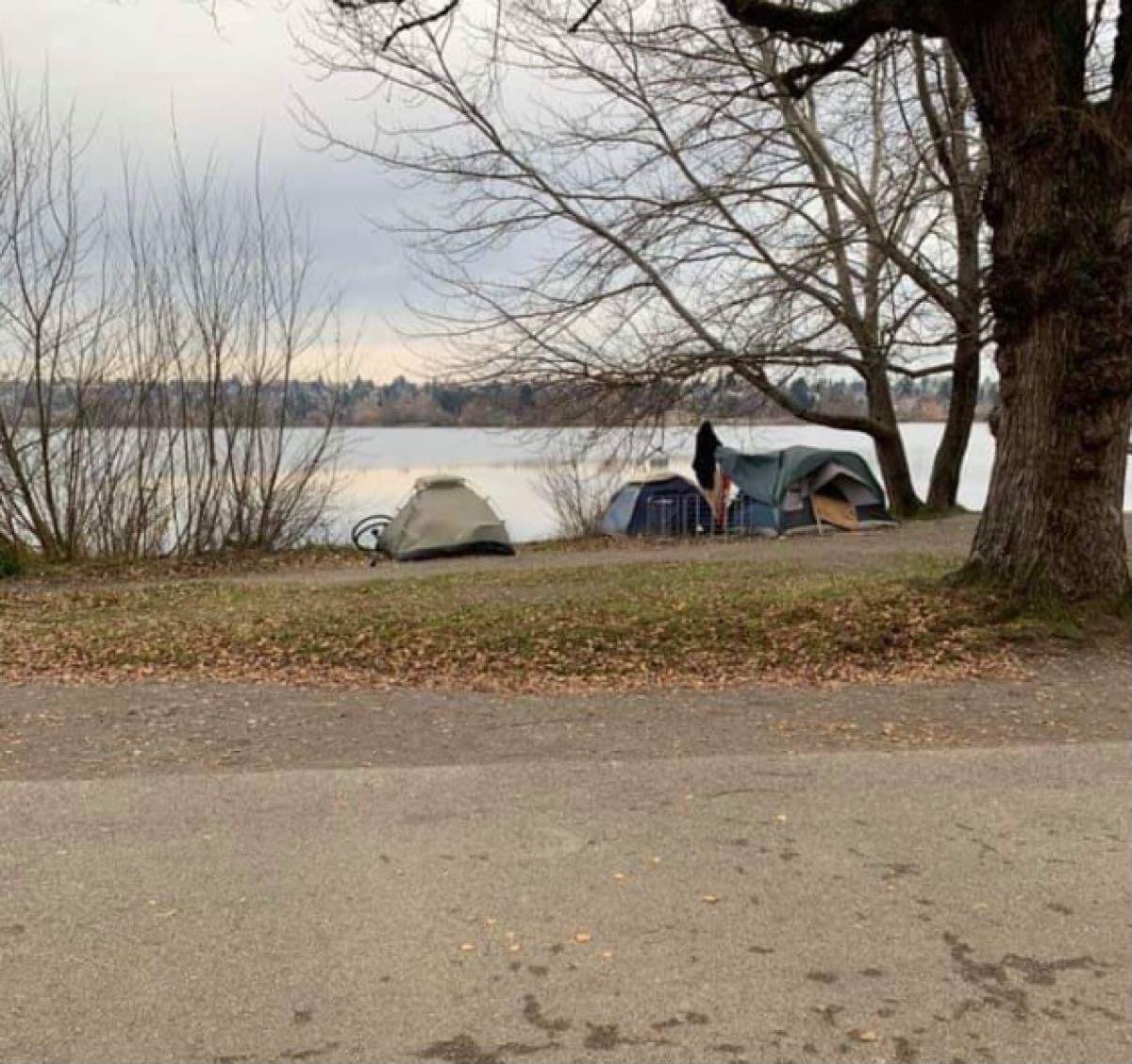 ciaopaisano's tweet image. @SeattleCouncil  Waterfront property at Greenlake.  #Fixthisproblem. Where are the tiny homes?  What are you doing with the millions of dollars we are GIVING you in our taxes?