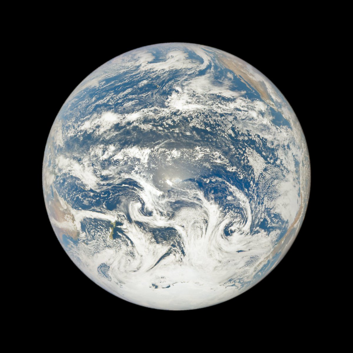 AgamiLight_'s tweet photo. Image de la terre par dscovr_epic : 21:49 on Wednesday December 2nd, over the South Pacific Ocean https://t.co/iCvSnOIJjG (via Twitter https://t.co/SQVy5HRhua) https://t.co/BoG7PANSnz