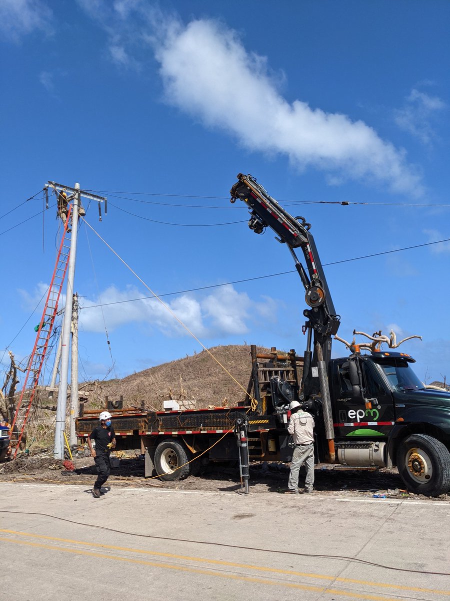 MLoteroRobledo's tweet photo. #UnidosPorElArchipielago Llegué a #Providencia para monitorear los avances en el restablecimiento del servicio de energía eléctrica, que ha sido posible gracias a las grúas provistas por @EPMestamosahi, los postes donados por #Invesa y el apoyo de @EMCALIoficial y @sopesaesp https://t.co/TP9BChDCH2