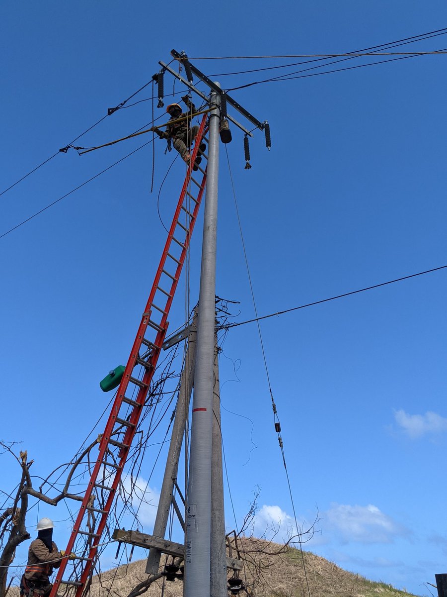 MLoteroRobledo's tweet photo. #UnidosPorElArchipielago Llegué a #Providencia para monitorear los avances en el restablecimiento del servicio de energía eléctrica, que ha sido posible gracias a las grúas provistas por @EPMestamosahi, los postes donados por #Invesa y el apoyo de @EMCALIoficial y @sopesaesp https://t.co/TP9BChDCH2