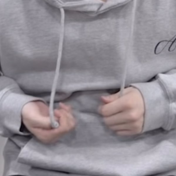 onion0209's tweet photo. 후드 끈 잡고 있는거 너무 귀여어 .ㅠ https://t.co/jQmVjSlqme