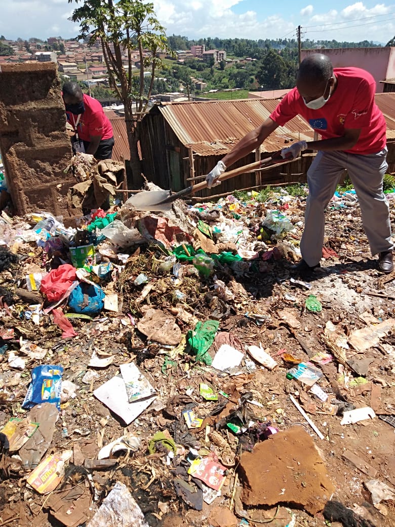 bevalynekwambo3's tweet photo. The issue of waste disposal is manageable, there is a small fee you pay for those who collect waste to take it but if you don't pay it then they will not collect it and it will result to people choosing their own dumping site. #EUAmrefKochCleanUP https://t.co/OrEF9PMuLb